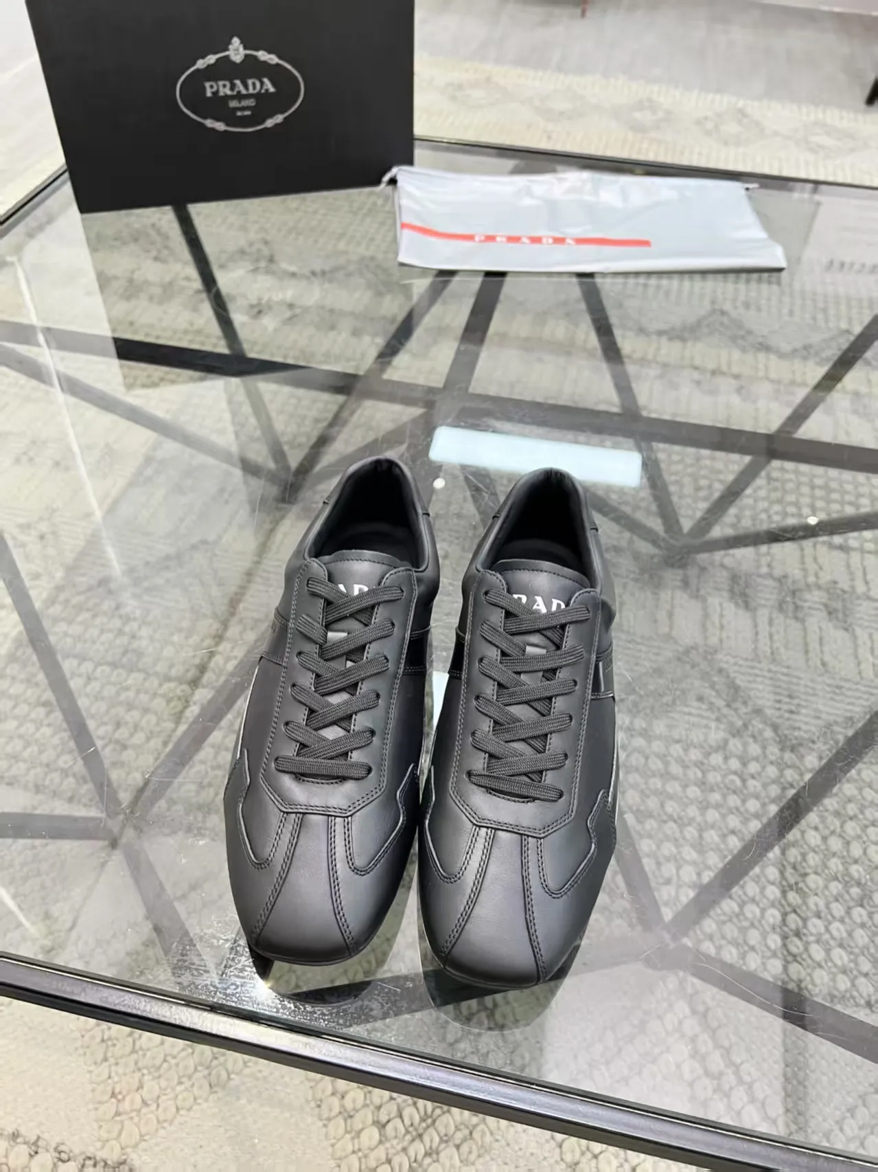 P400 38-45 Prada Prada’s new men’s leather sneakers, the highest version on the market, any comparison is welcome🆚! The original leather has excellent texture and is super high-end! Fetal sheep net lining imported from Italy, removable pad! Luxurious materials and fine workmanship, highly recommended!